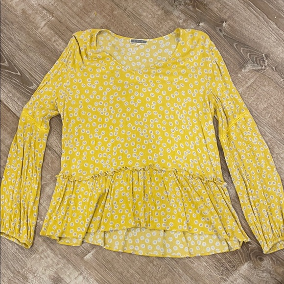 Cute long sleeve ruffle bottom top - Picture 1 of 3
